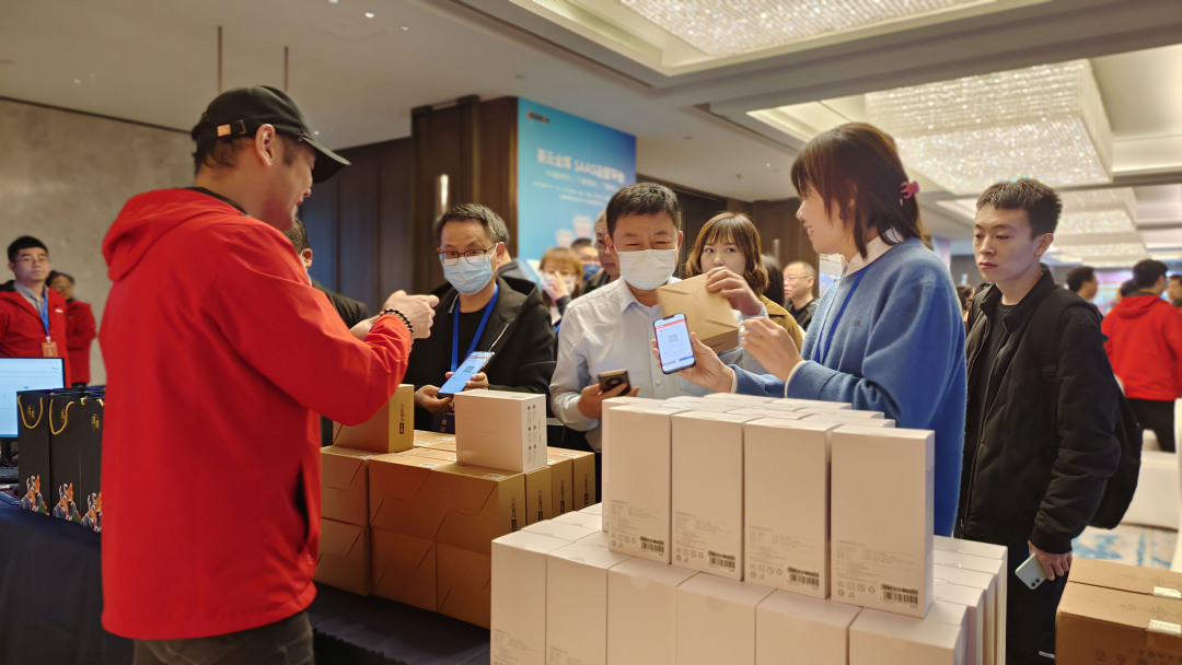 客户领取奖品01.jpg